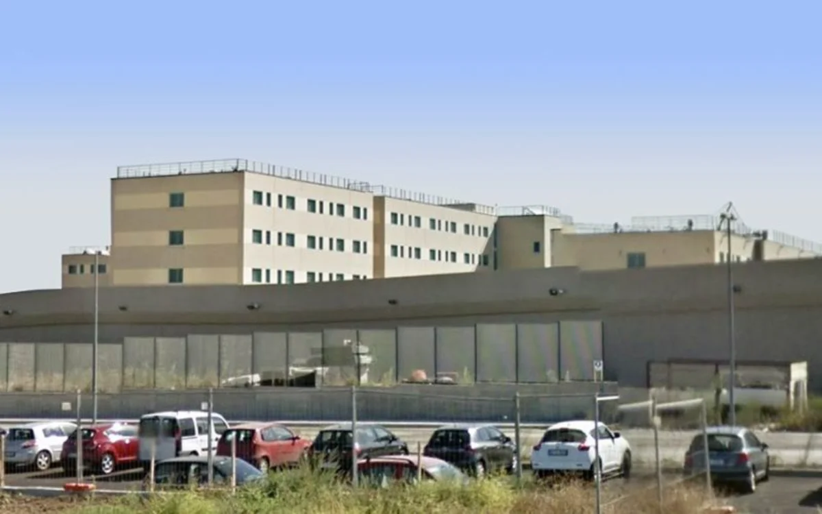 Dramma nella notte nel carcere di Bancali: detenuto sardo muore in un rogo tra fiamme e intossicazioni i sindacati denunciano una situazione insostenibile