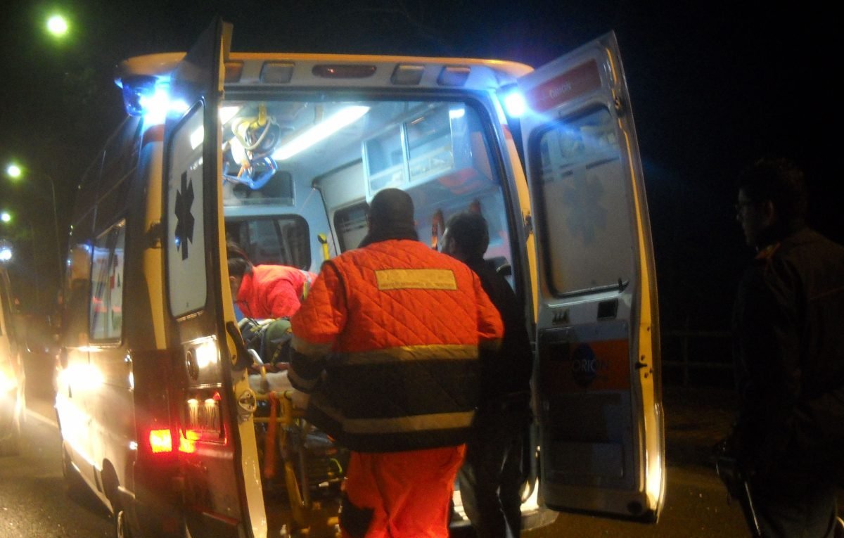 Violenta resa dei conti a coltellate nel centro di Olbia: un ferito grave e un giovane in stato di fermo