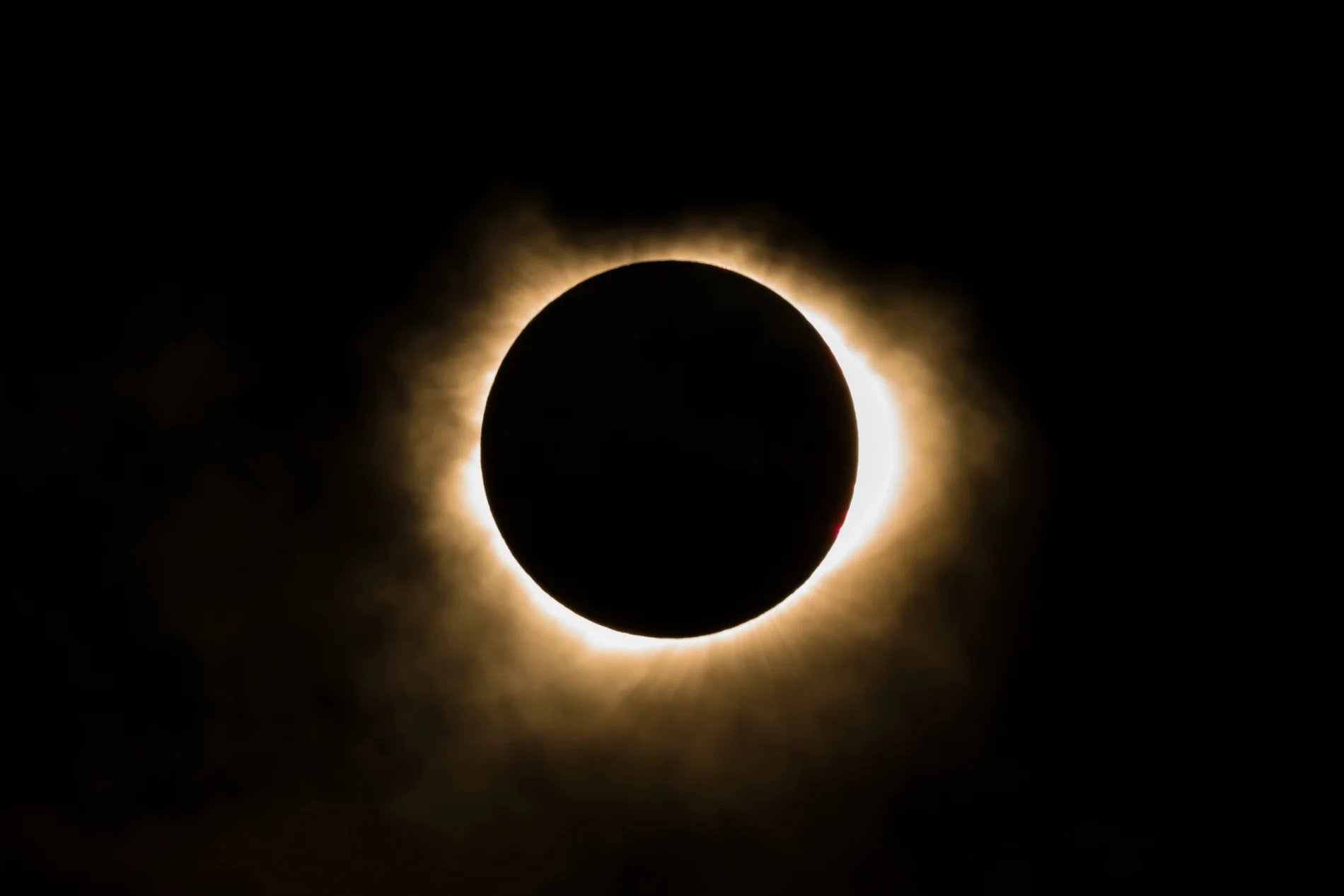 L’eclissi solare del 12 agosto da non perdere in Sardegna: la Luna oscurerà il Sole poco prima del tramonto