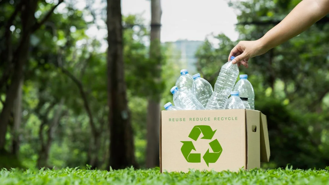 «La crisi della plastica scaricata sui sardi. Subito i ritiri o i depositi esploderanno»: la Regione attacca il Governo