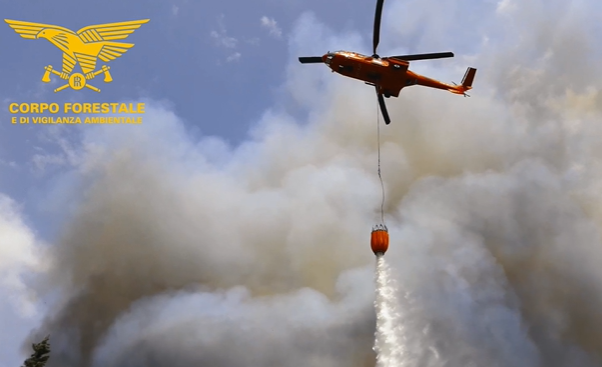 Incendi senza tregua in Sardegna: mezzi aerei in azione in diverse zone dell’Isola
