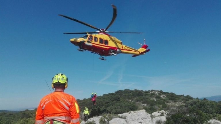 Tragedia nel mare di Is Arenas: 68enne muore dopo un malore in acqua