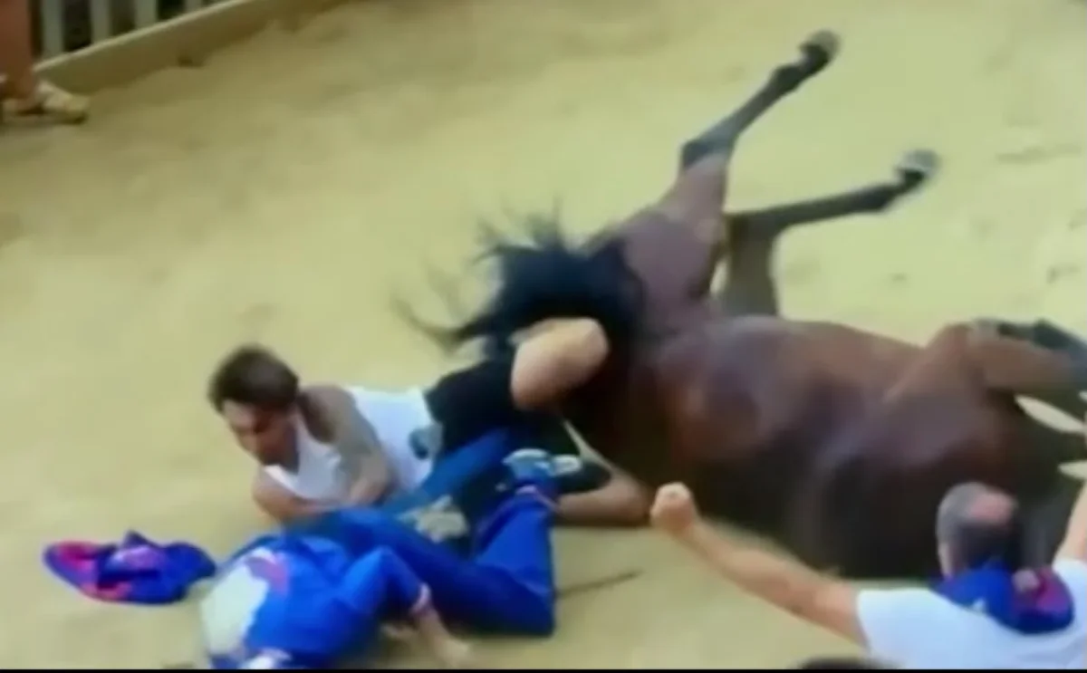 Uno spettatore invade la pista, Tittia cade e batte la testa: notte in ospedale dopo il Palio
