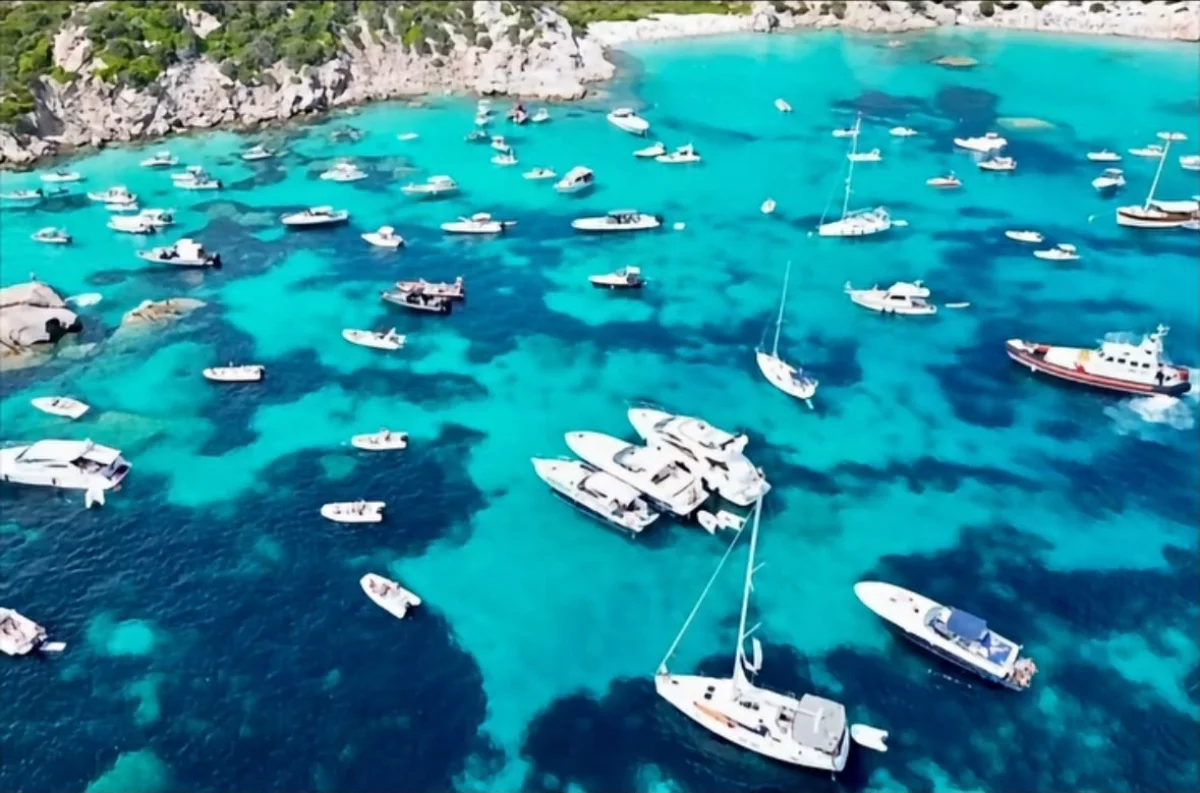 Alessandro Gassmann provoca sui troppi yacht in Sardegna: «Amici sardi, vi va bene così?»
