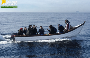 Fuga disperata a largo di Sant’Antioco: bloccato presunto scafista dopo un inseguimento al buio