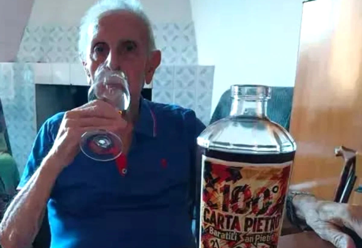 La Sardegna ha un nuovo centenario: Tziu Pietro Carta soffia su 100 candeline e sorseggia la sua vernaccia d’autore