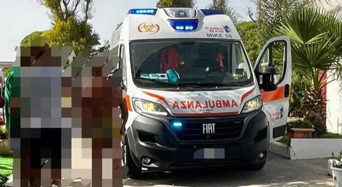 Paura al Poetto di Cagliari: giovane turista rischia di annegare dopo un tuffo dal pedalò. Ricoverato d’urgenza al Brotzu