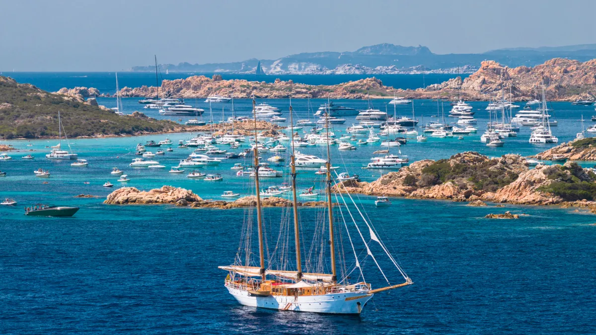 Assalto a La Maddalena, travolta da 6.000 barche al giorno: la Regione scrive al Ministro dell’Ambiente