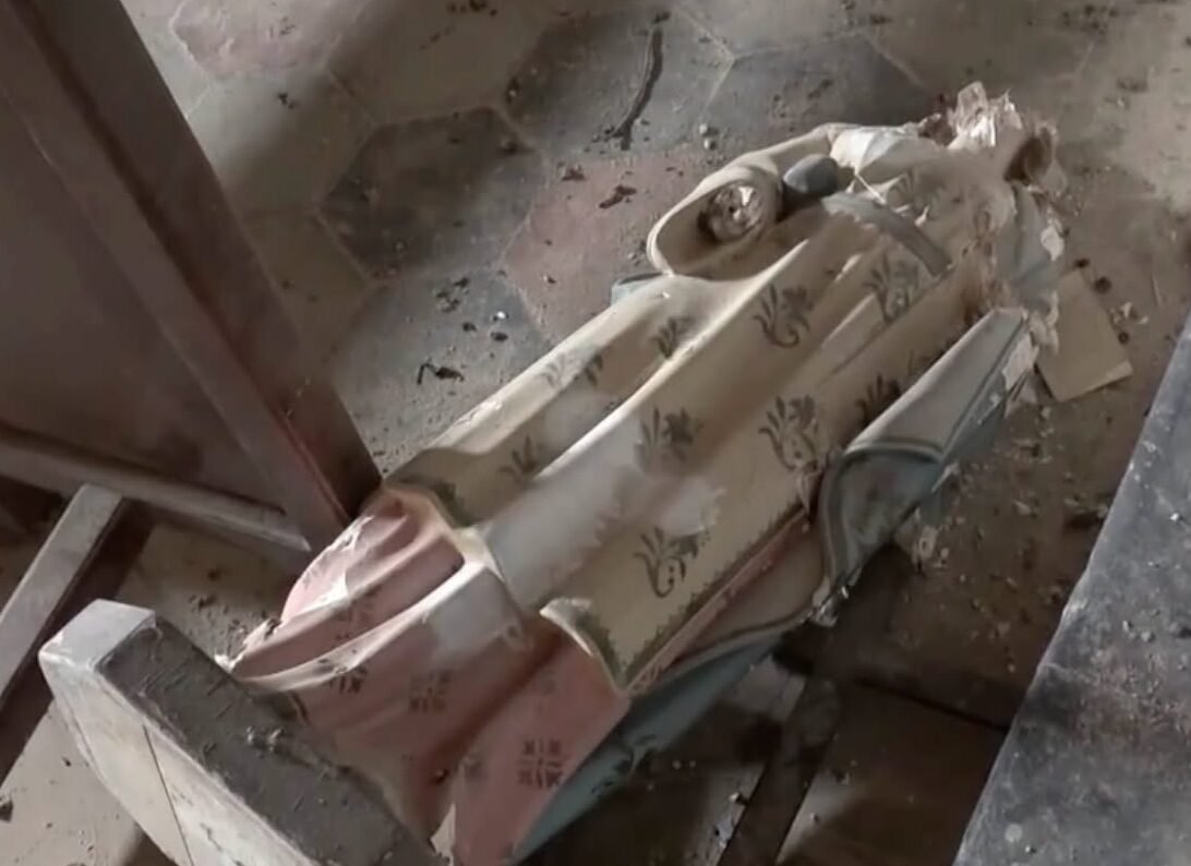 Siniscola, raid sacrilego nella chiesa di Sant’Elena: statua decapitata, altare devastato e scritte sataniche