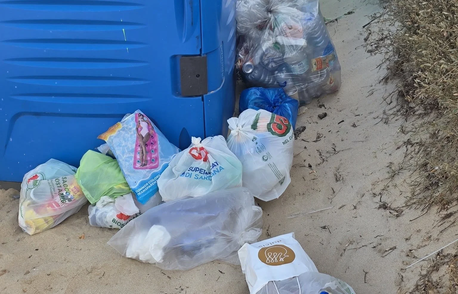 «Chia ridotta a un letamaio»: la denuncia della guida turistica sullo scempio di Campana