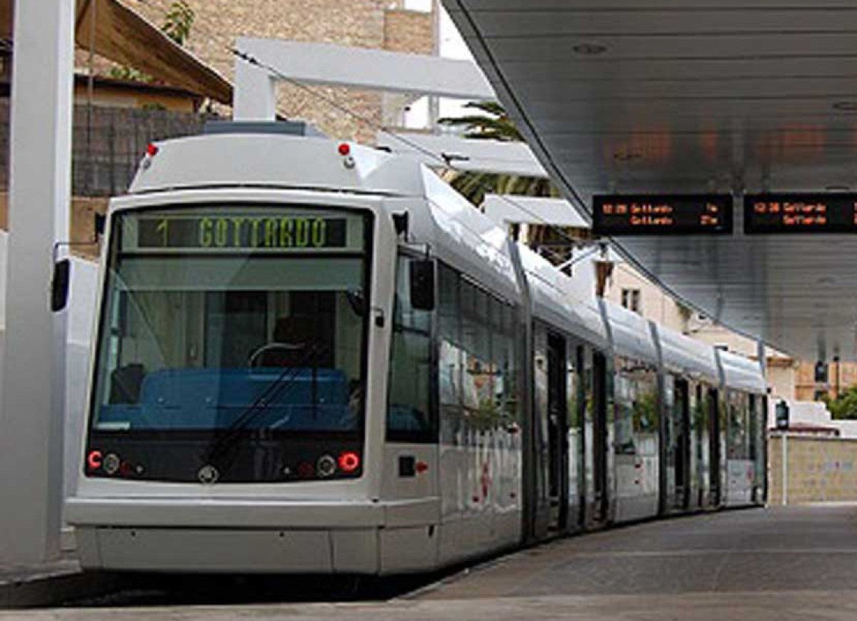 Emergenza caldo e trasporti in tilt a Cagliari: stop temporaneo alla metropolitana di superficie e pesanti disagi sulle linee degli autobus del Ctm