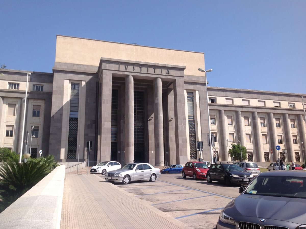 Stretta sul decoro in Tribunale a Cagliari: vietati shorts, minigonne e canottiere