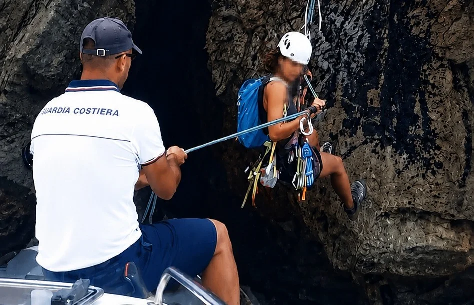 Dramma sventato sulle falesie di Masua: scalatore si sente male in parete, salvato via mare dalla Guardia Costiera