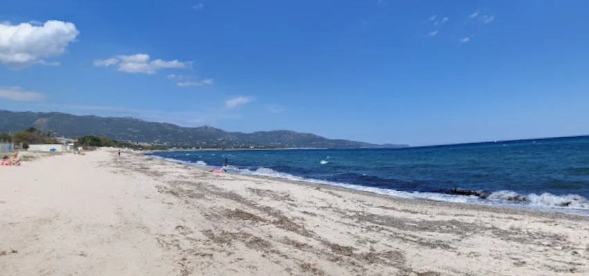 Quartu, dramma sfiorato a Sant’Andrea: 46enne in difficoltà a 300 metri dalla riva salvato dal bagnino