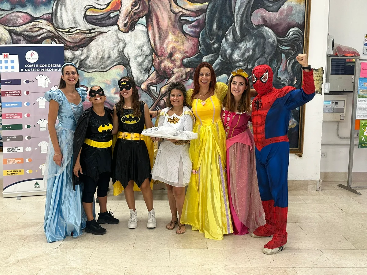 Quando i supereroi entrano in corsia: al Microcitemico una giornata di sorrisi per i bambini ricoverati