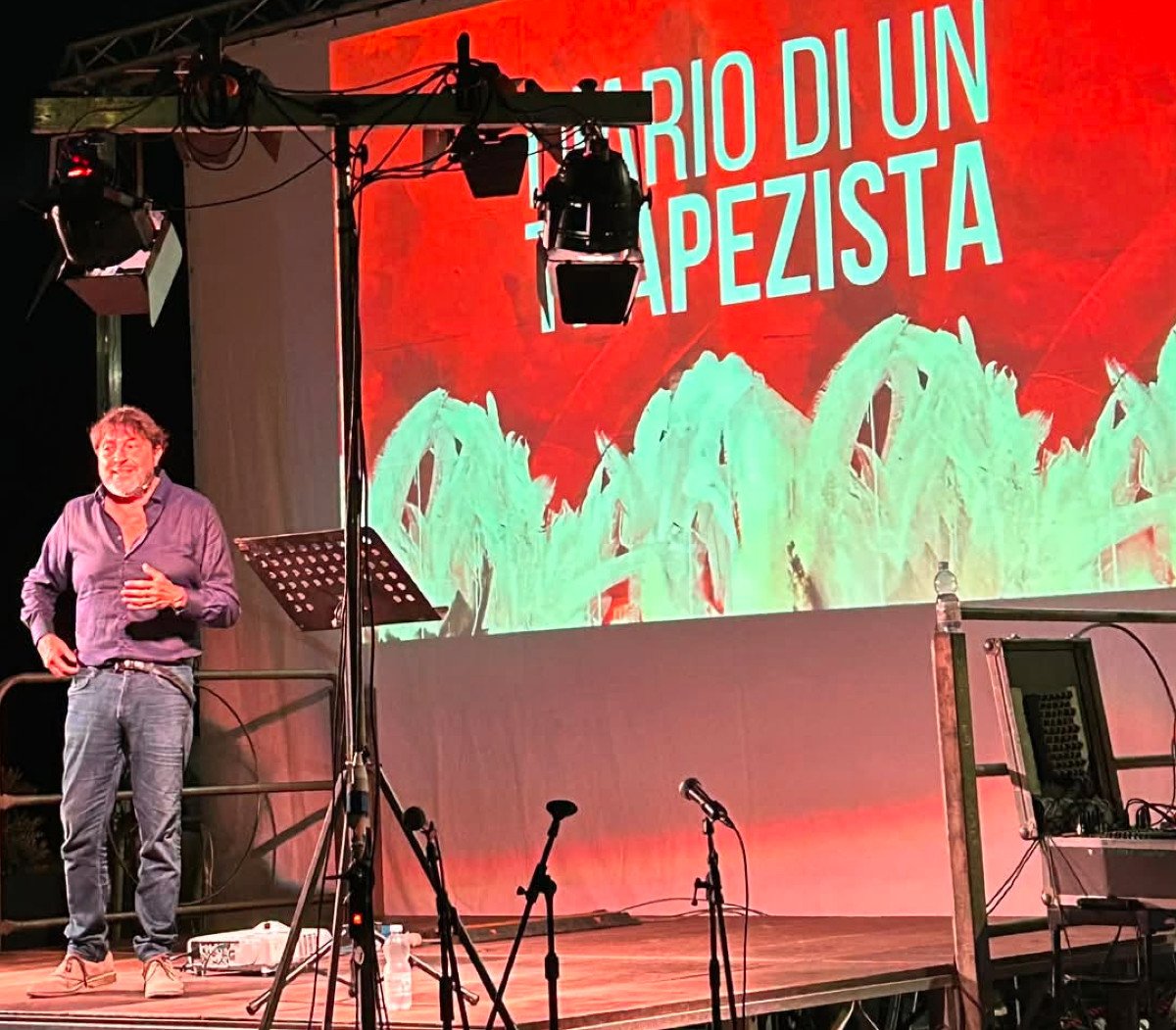 Sigfrido Ranucci a Florinas in Giallo: abbraccio da tremila persone e dura denuncia contro i tentativi di silenziare Report