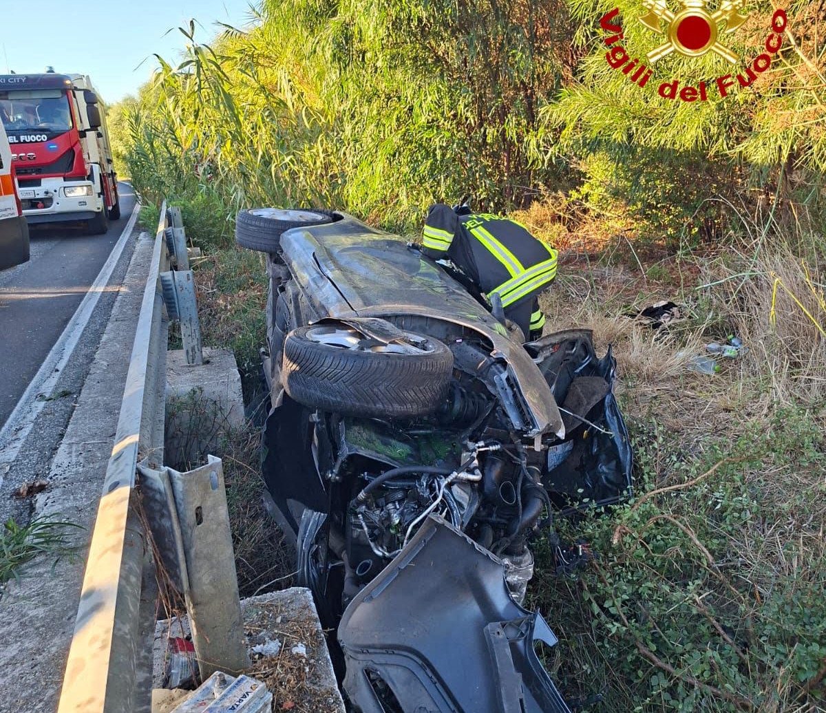 Violento incidente sulla SP45 a Posada: auto si ribalta, quattro feriti e intervento di elisoccorso e vigili del fuoco