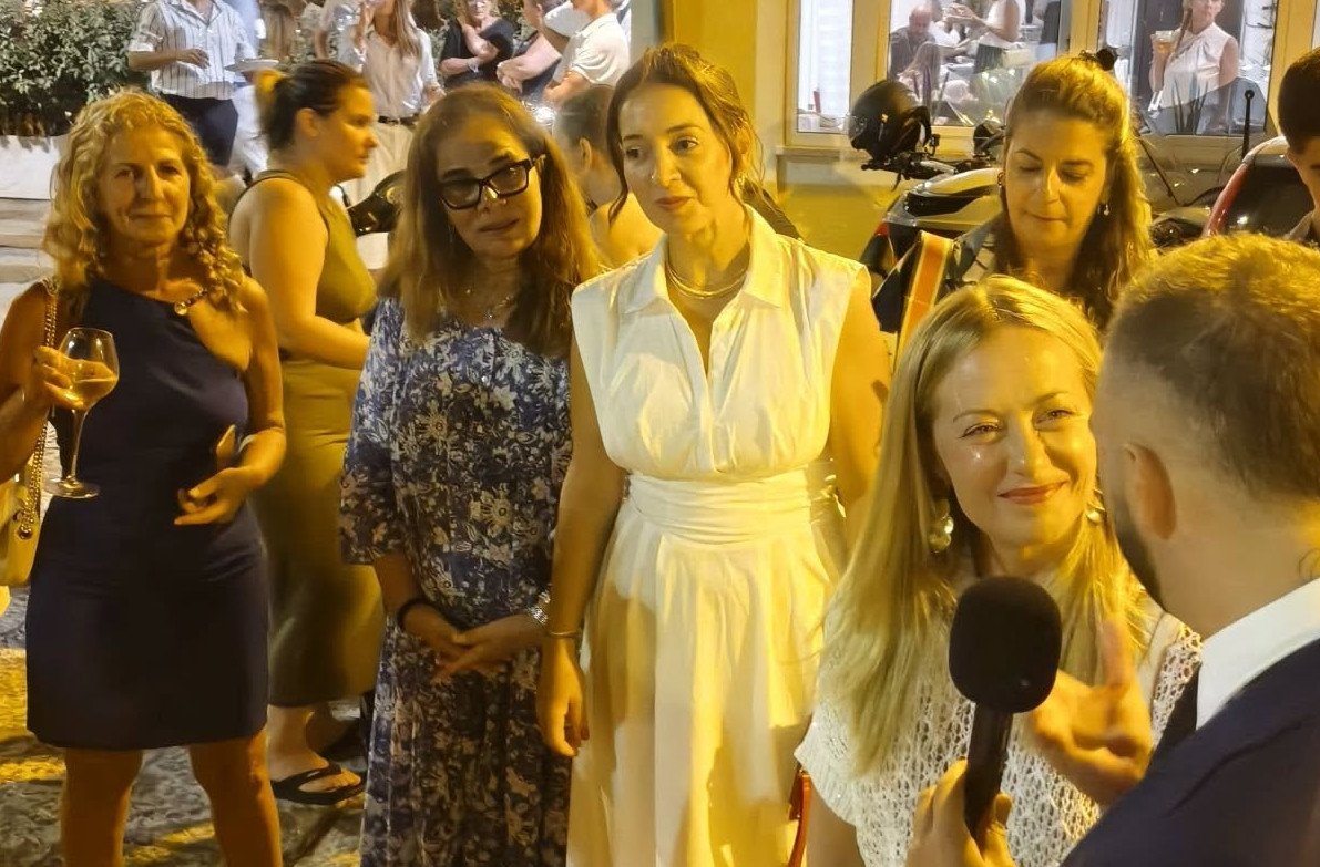 Ritorno a La Maddalena per Giorgia Meloni: tre giorni di relax con la figlia tra mare, gommoncino e semplicità