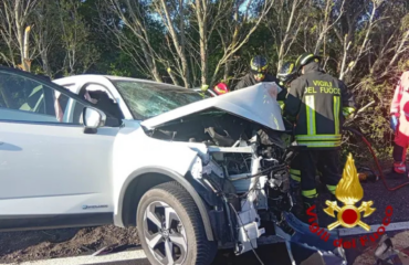 Tragedia sfiorata all’ingresso di Olbia: schianto frontale sulla provinciale 38 bis con quattro feriti e un passeggero bloccato tra le lamiere