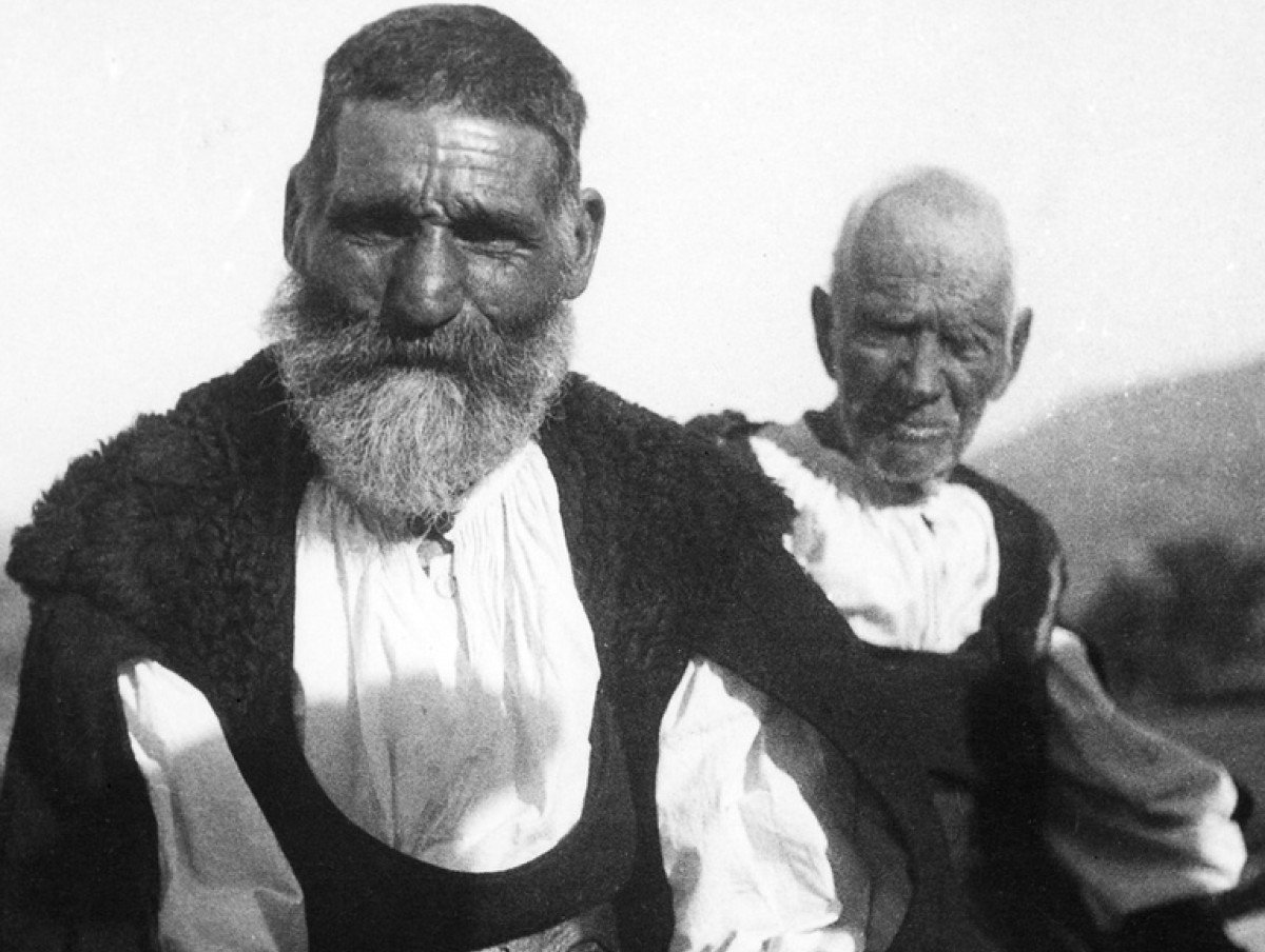 Imparare al padre a fare i figli: ironia, saggezza e peculiarità linguistiche nel celebre detto popolare sardo