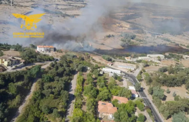 Incendio a Macomer: fiamme vicine alle case e quattro evacuati