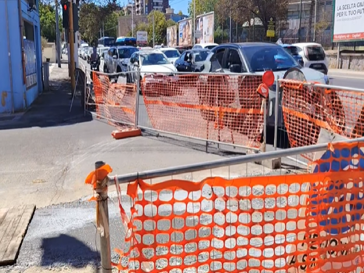 Caos traffico a Cagliari, via Galvani ko e segnaletica “trappola” in viale Marconi