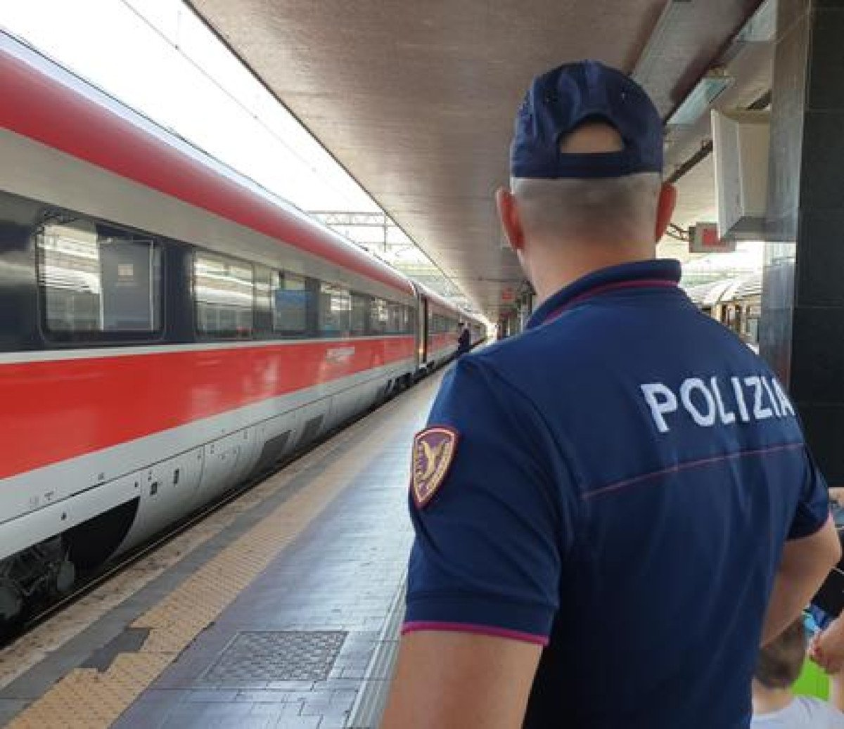 Stazione di Cagliari: la Polfer smaschera due falsi documenti e denuncia due cittadini algerini per sostituzione di persona