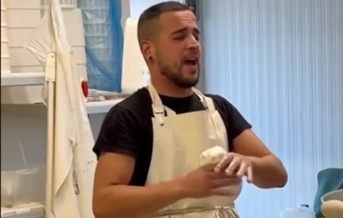 Omar Manca, mentre fa il formaggio canta Elvis: il casaro fenomeno social di Nulvi sta conquistando il web – VIDEO