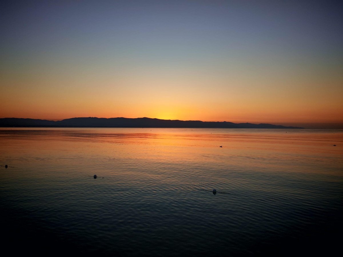L’incanto dell’alba di oggi al Poetto: lo scatto di Alessia Ligas immortalato dal Lido