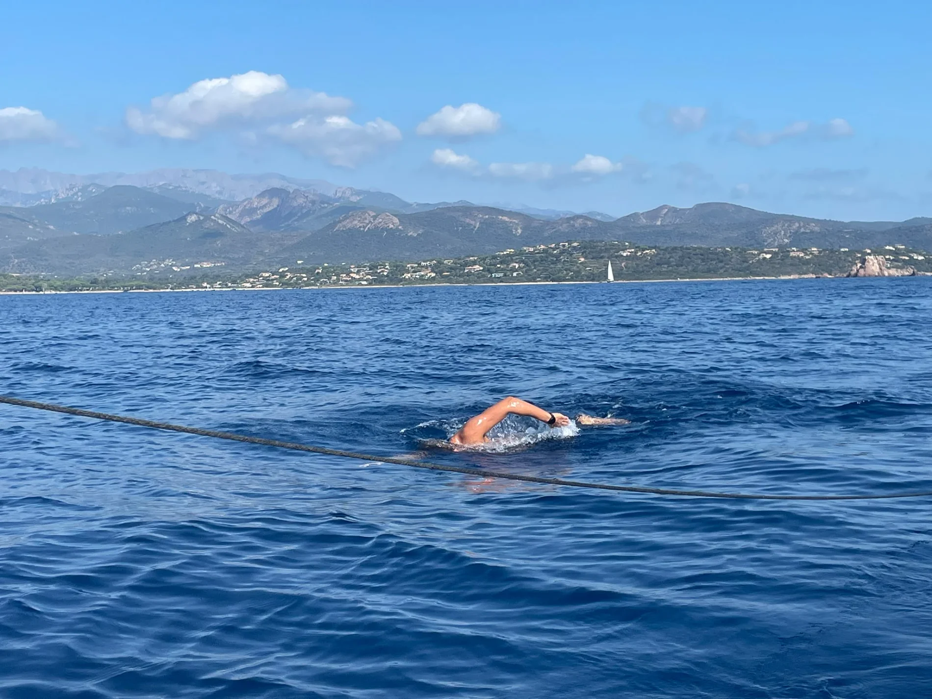 Conclude il giro della Corsica a nuoto e fa rotta verso la Sardegna: la sfida di Gabriele Catta per le malattie rare