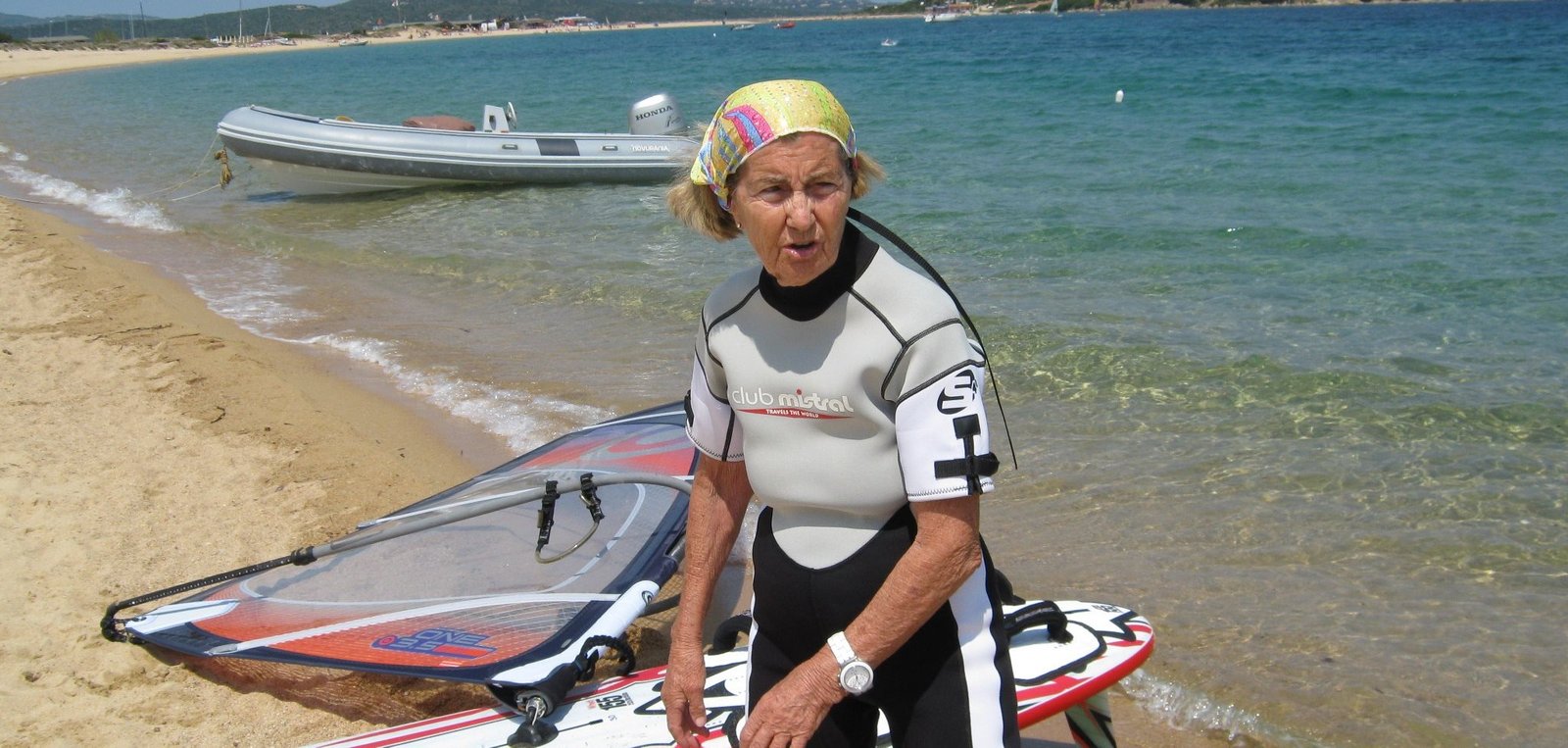 A quasi 100 anni doma ancora le onde in Sardegna: la favola senza tempo della windsurfista Mariuccia