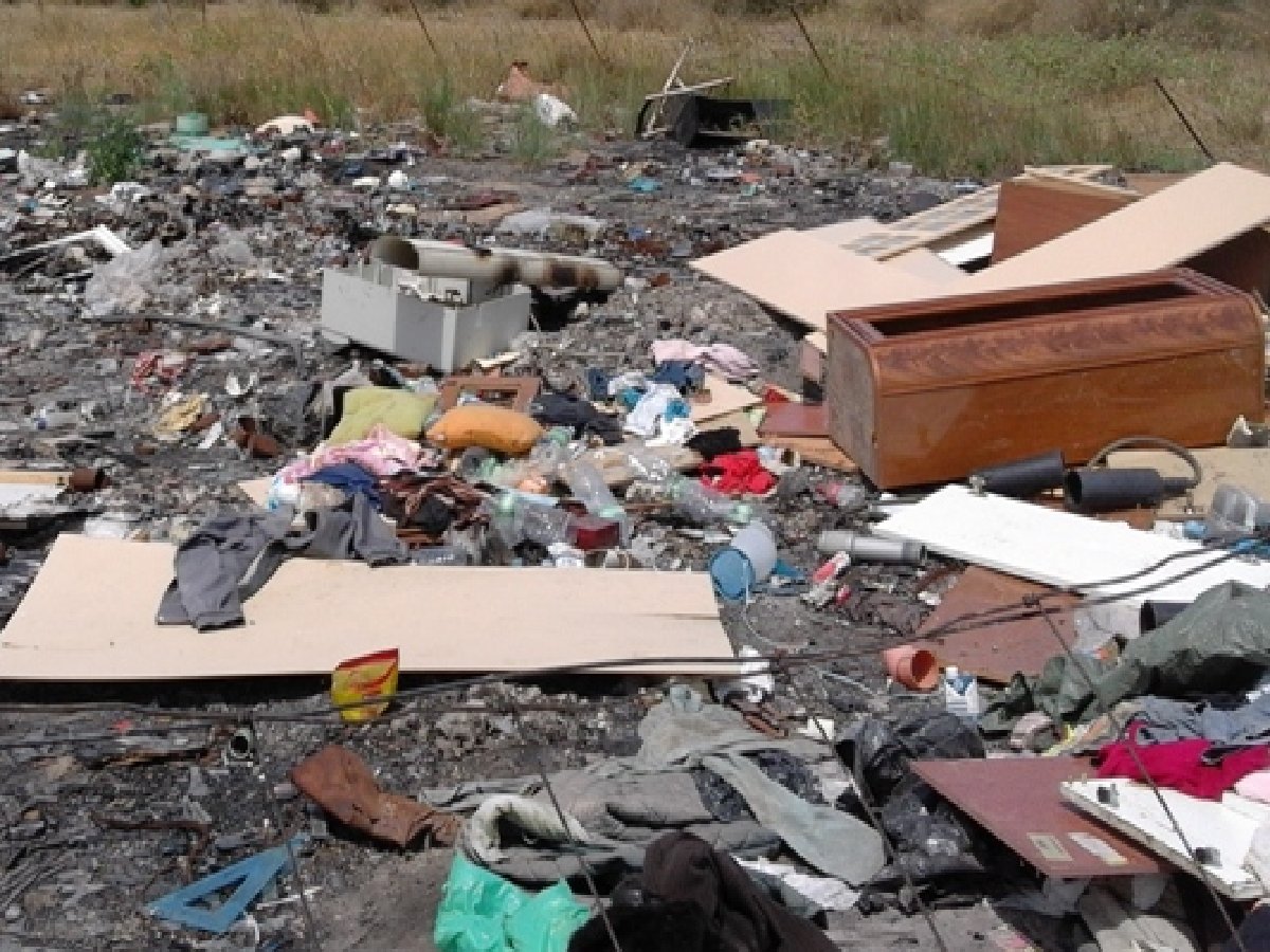 Rifiuti speciali e pericolosi, bomba ecologica tra Selargius e Sestu: coppia di Rom denunciata