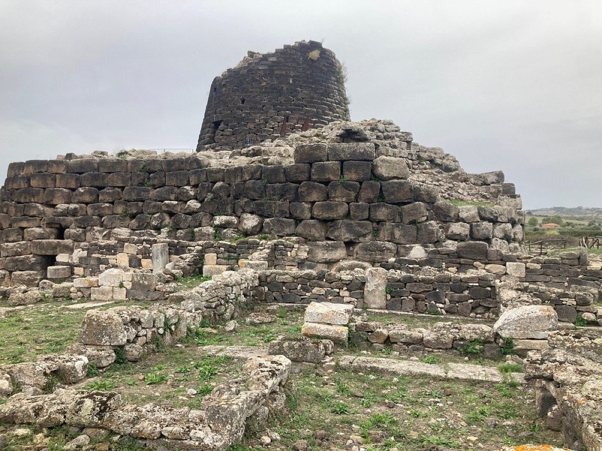 L’isola dei giganti di pietra: il primato mondiale della Sardegna e il suo immenso museo a cielo aperto