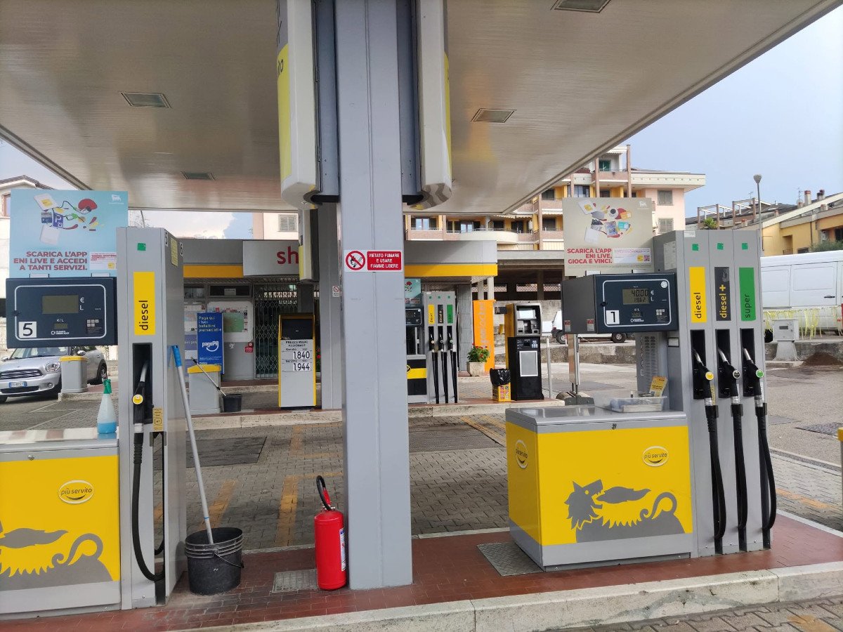 Eni fissa il prezzo del carburante: da lunedì 2,19 euro per il gasolio e 1,99 per la benzina