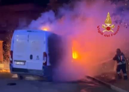 Assemini, furgone in fiamme nella notte: intervento dei Vigili del fuoco
