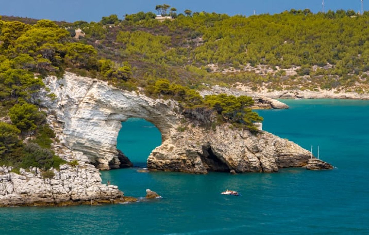 Puglia al posto della Sardegna: la clamorosa gaffe della Regione sulla promozione turistica all’aeroporto di Elmas