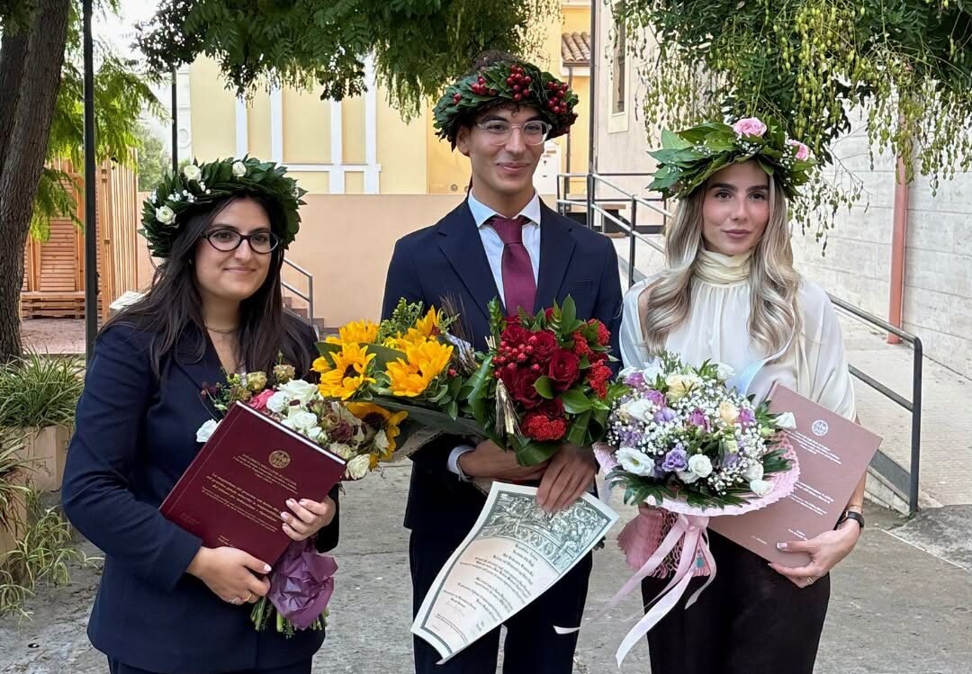 Tre amici, cinque anni insieme e la laurea nello stesso giorno: UniCa racconta la storia di Francesco, Erica e Irene