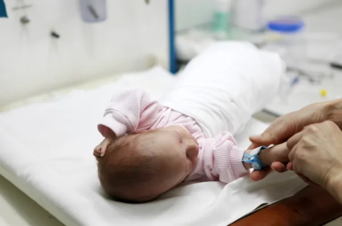 Sindrome di Crisponi, la malattia rara dei neonati scoperta dai ricercatori Giangiorgio e Laura Crisponi, padre e figlia