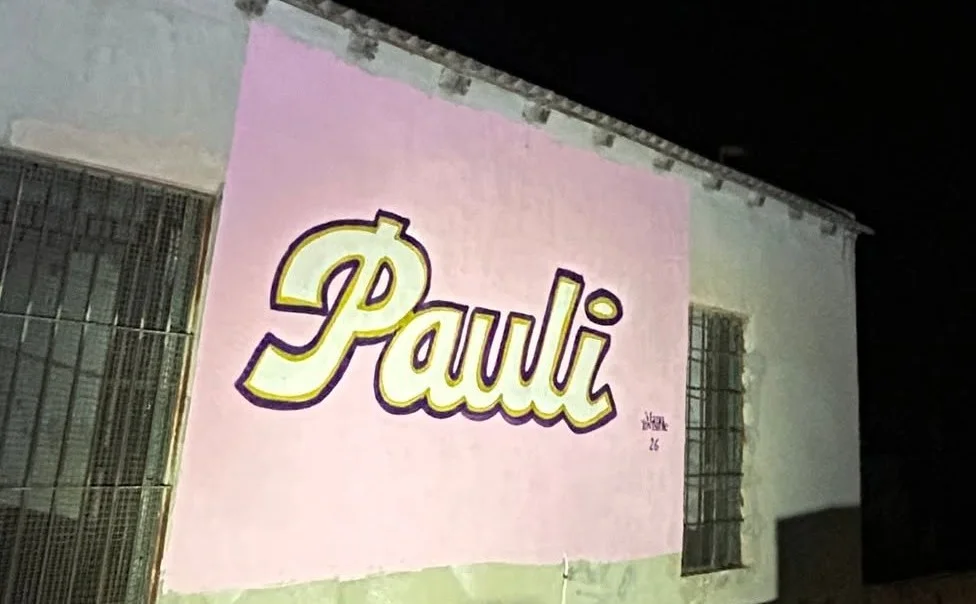 Da Bauli a Pauli: Manu Invisible trasforma un marchio famoso in un omaggio a Monserrato