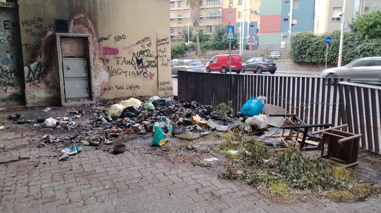 Cagliari, a San Michele tornano i roghi: rifiuti e degrado, l’allarme non si spegne