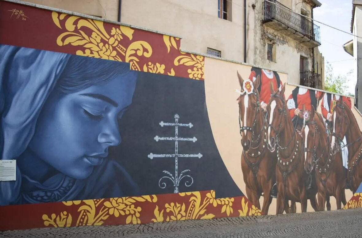 Mauro Patta celebra la memoria e le tradizioni di un paesino sardo con un nuovo murale: sapete dove?
