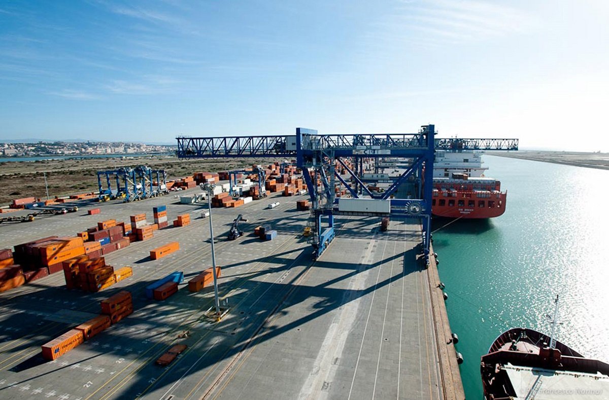 Tragedia sul lavoro al Porto canale di Cagliari: operaio travolto e schiacciato da un carico di tubi, scalo industriale e banchine completamente bloccati