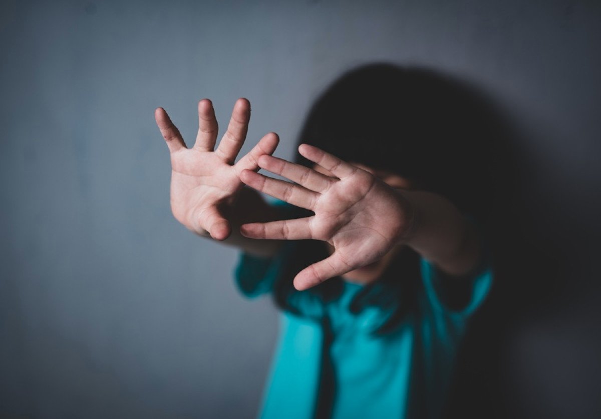 Gli orrori al nido comunale di Arzachena: in aula le drammatiche testimonianze delle colleghe confermano i maltrattamenti sui bimbi