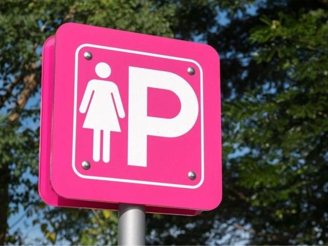 A Quartu arrivano i parcheggi rosa: 25 stalli riservati a donne in gravidanza e genitori con bimbi fino a due anni