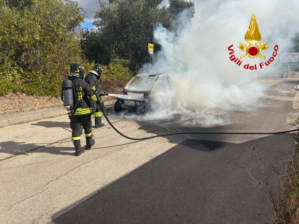Elmas, auto prende fuoco mentre è in marcia: conducente riesce a mettersi in salvo