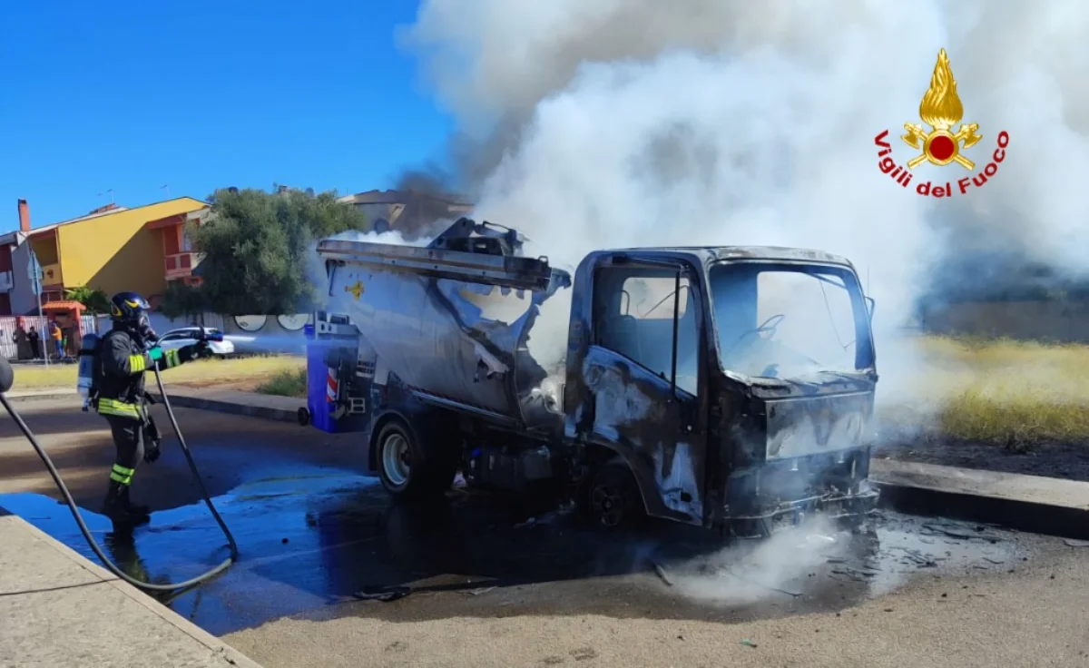 Selargius, autocompattatore prende fuoco durante la raccolta dei rifiuti: intervengono i Vigili del Fuoco