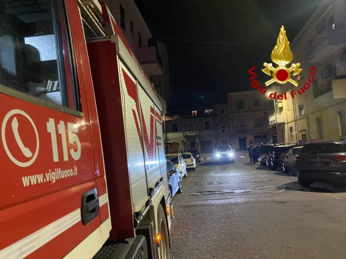 Oristano, crolla il tetto di una palazzina: evacuate cinque famiglie. Anziana si salva grazie a rumori sospetti