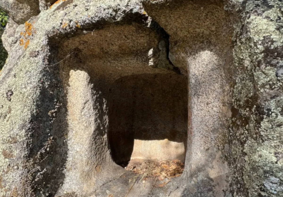 Sardegna, alla scoperta della necropoli di Ovau: i misteriosi soli scolpiti nelle Domus de Janas
