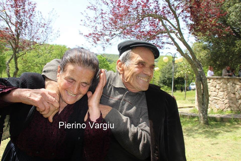 Orgosolo, oltre 70 anni di matrimonio e una vita insieme: il bellissimo scatto di Pierino Vargiu racconta un amore d’altri tempi