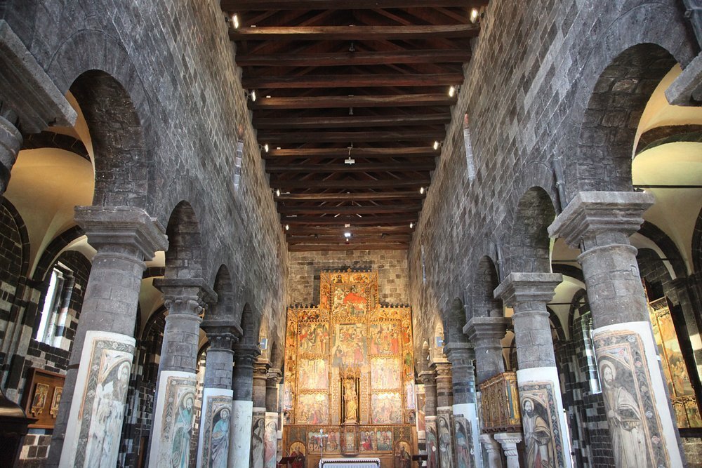 Il mistero della firma sulla trachite e dell’altare d’oro: l’enigma millenario del Duomo Nero di Ardara